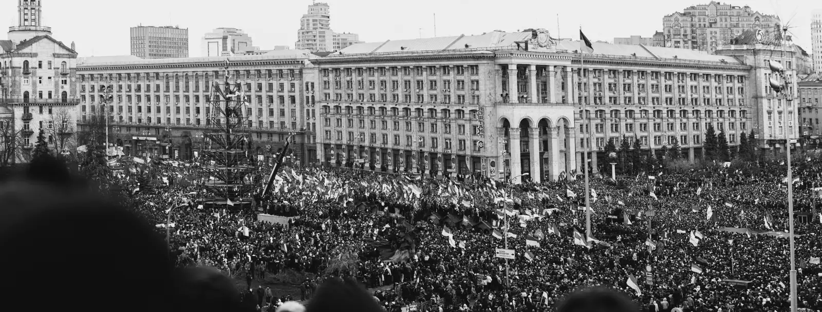 Панорама Майдану Незалежності, заповненого сотнями тисяч людей, 1 грудня 2013 року